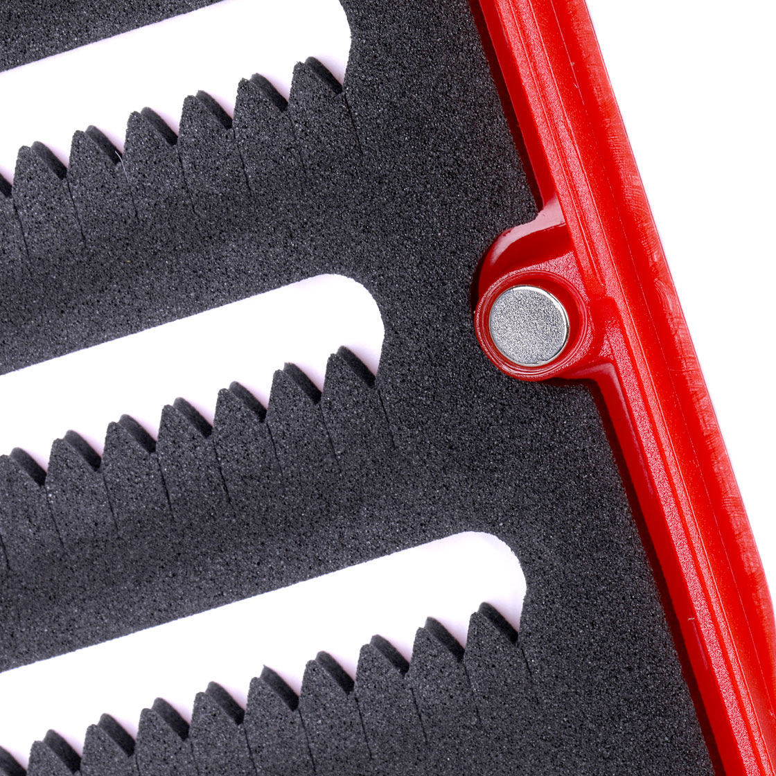 P-24241_fulling-mill_guide-box_fliegenbox_red_detail-magnet