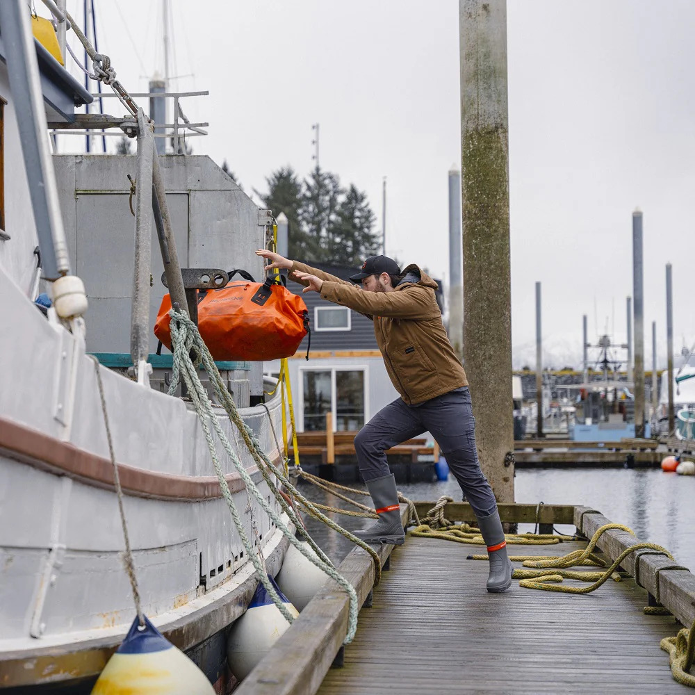 P-27664_Grundens_Shackleton_Duffel_105L_Tasche_red_orange_Lifestyle_3