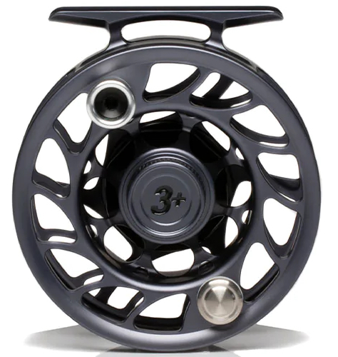 P-23101_Hatch_Iconic_Fliegenrolle_LargeArbor_Gray-Black_ 3Plus