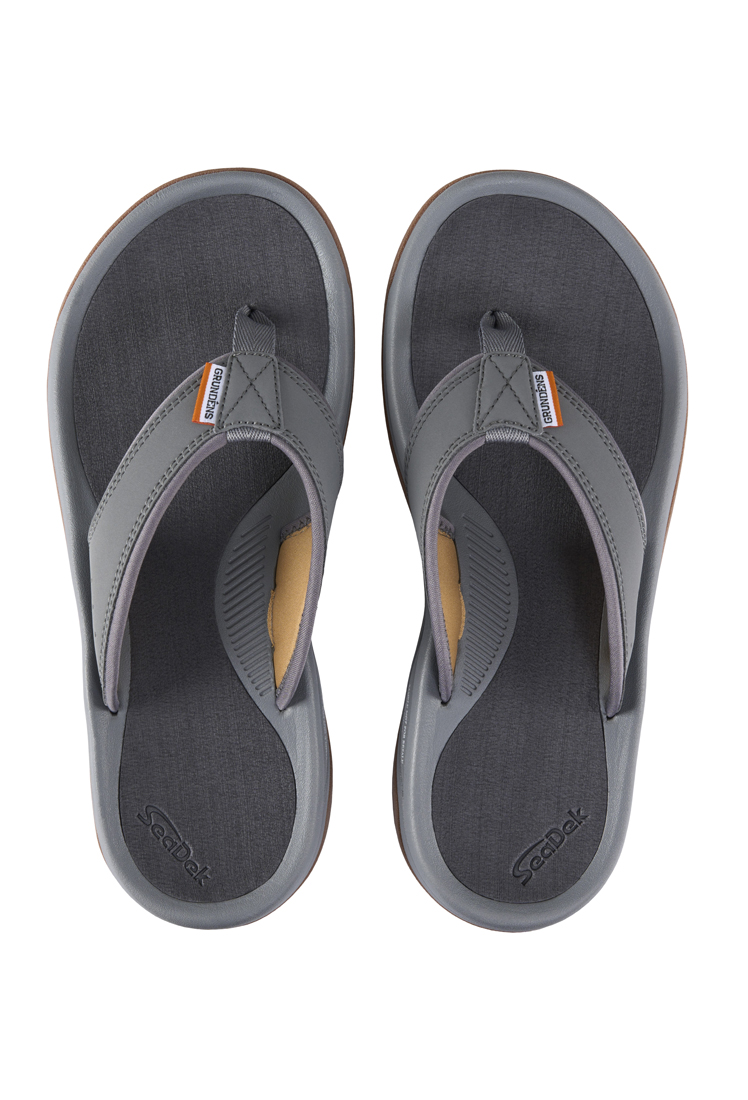 P-27645_Grundens_Deck-Boss_Sandale_smoke_5