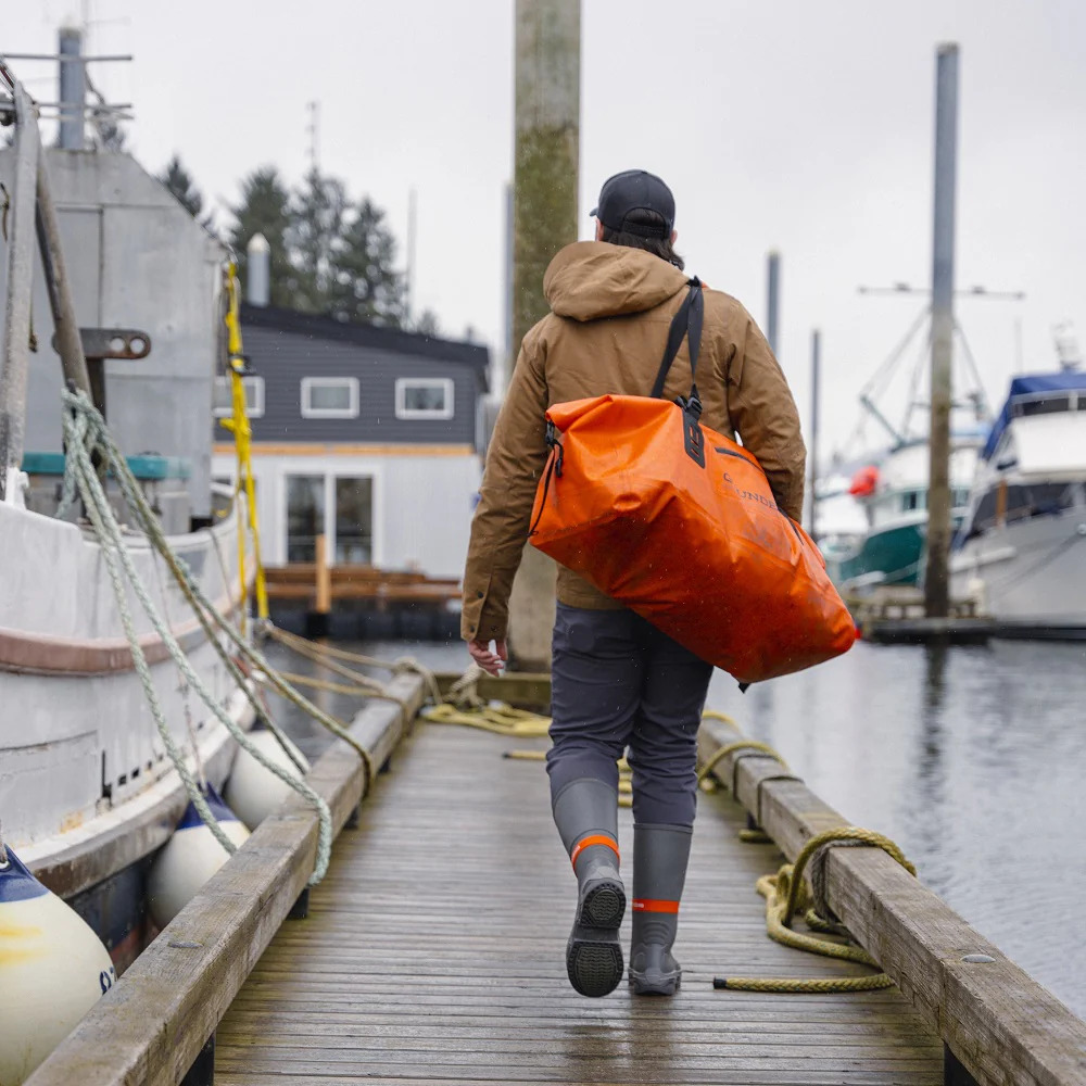 P-27664_Grundens_Shackleton_Duffel_105L_Tasche_red_orange_Lifestyle_2