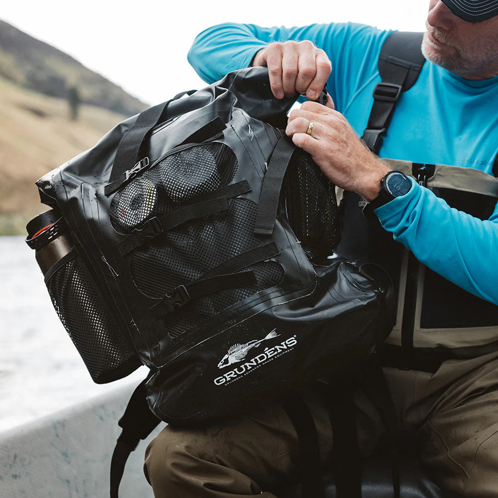 P-27659_Grundens_Rumrunner_30L_Backpack_Rucksack_black_Lifestyle_5