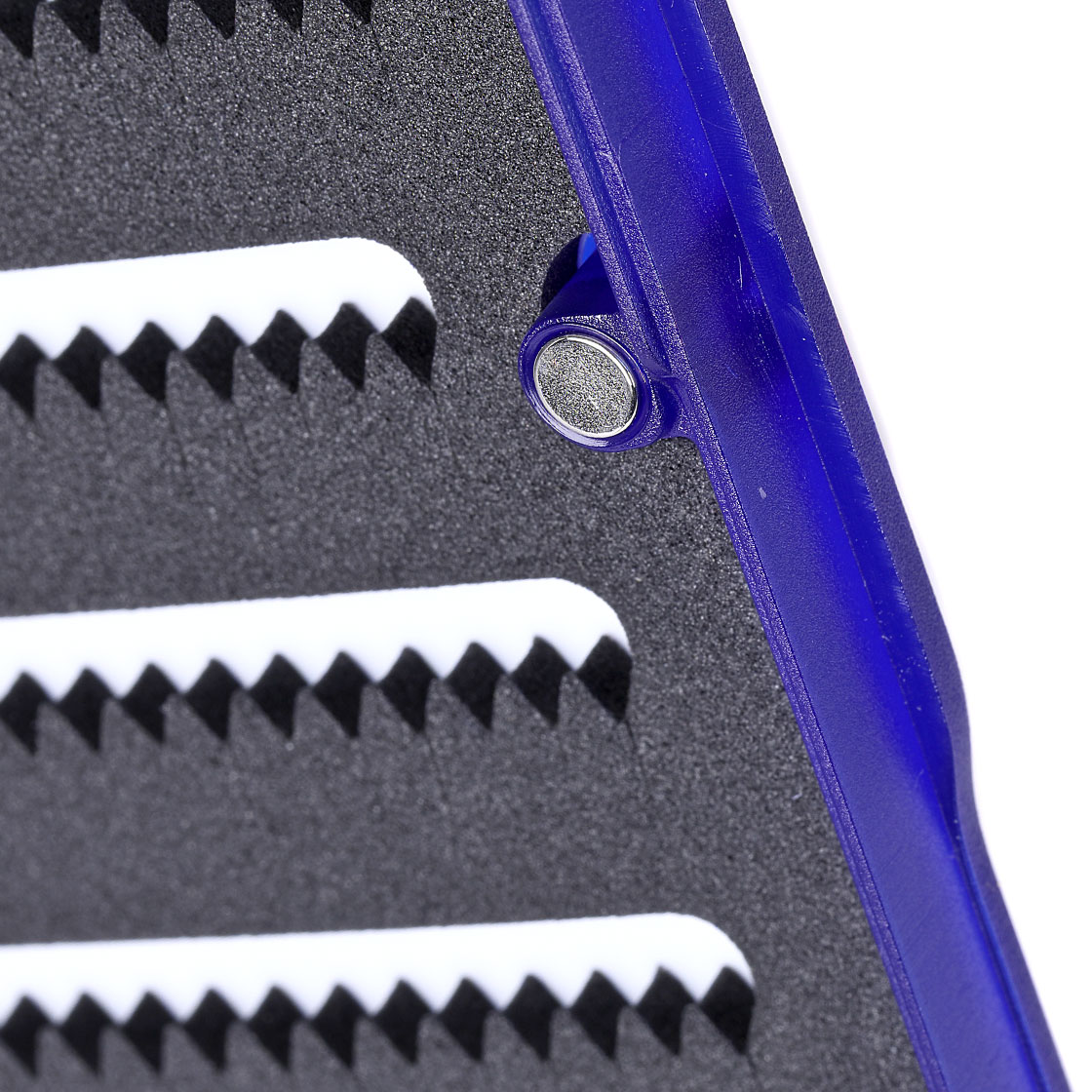 P-24239_fulling-mill_guide-box_fliegenbox_blue_detail-verschluss