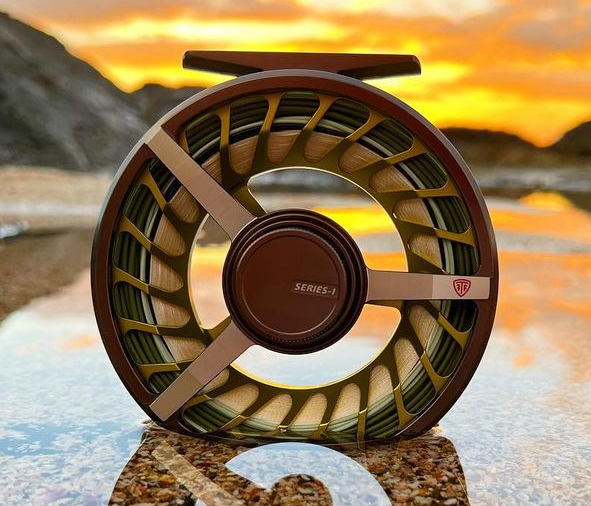 P-21692_TaylorSeries1_Fligenrolle_GoldenOlive_Drtail4