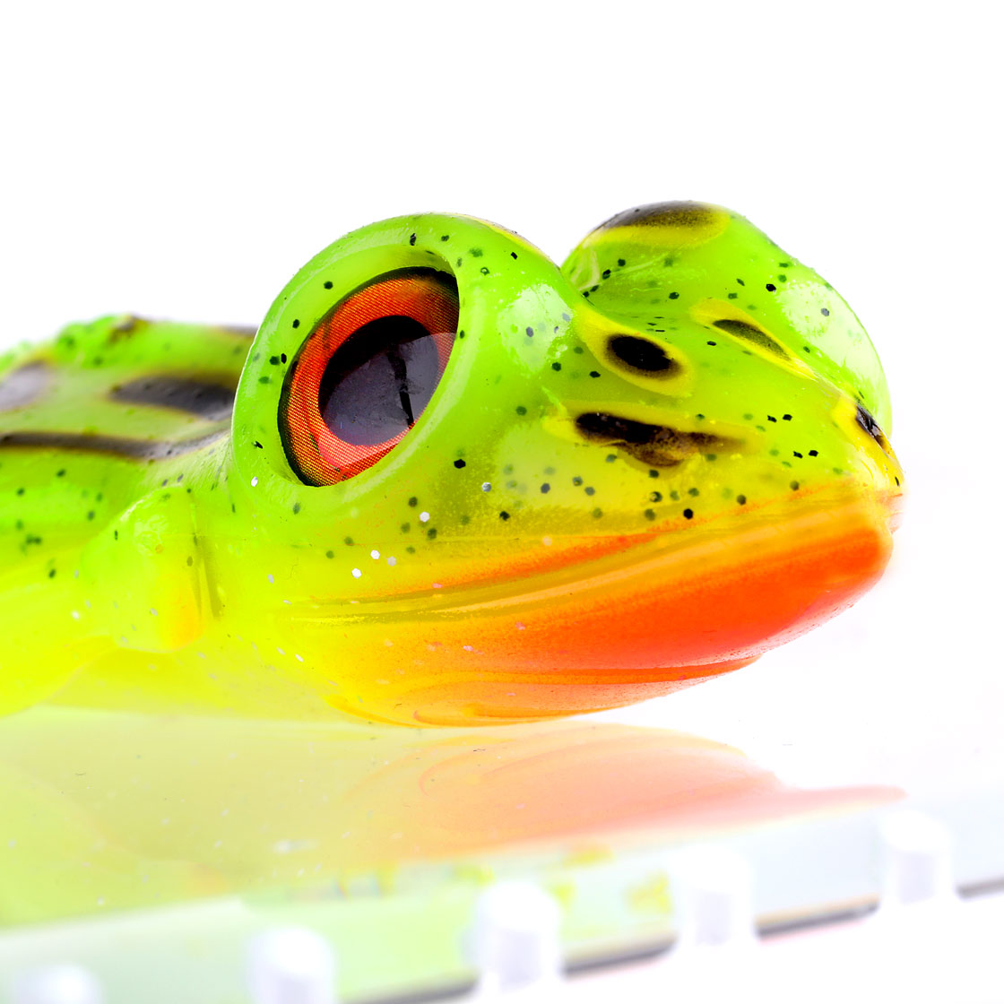P-19901-1_spro_iris-the-frog_soft_gummikoder_fluo-green-frog_bauch_detail fluo green frog