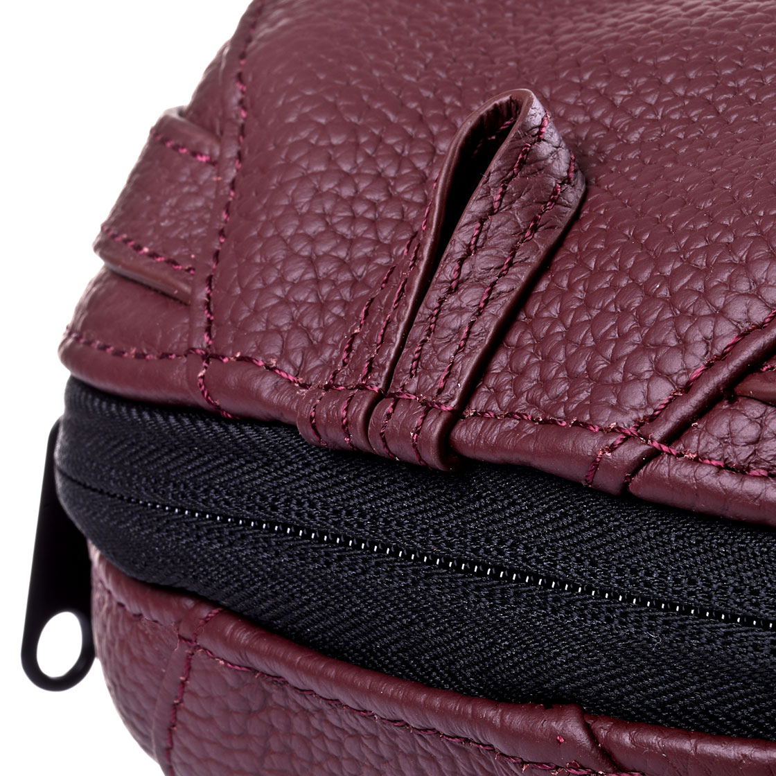 P-23466_Frodin-Flies-Wild-Salmon-Leather-Pack-Tasche_burgundy_detail-2