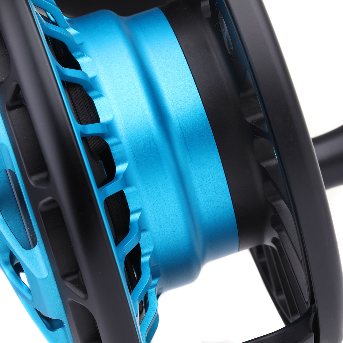 P-18957_mako_reel_matte_turquiseon-black_9500_detail Mako Reel matte turquoise on black Model 9500