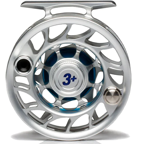 P-23099_Hatch_Iconic_Fliegenrolle_LargeArbor_Clear-Blue_ 3Plus