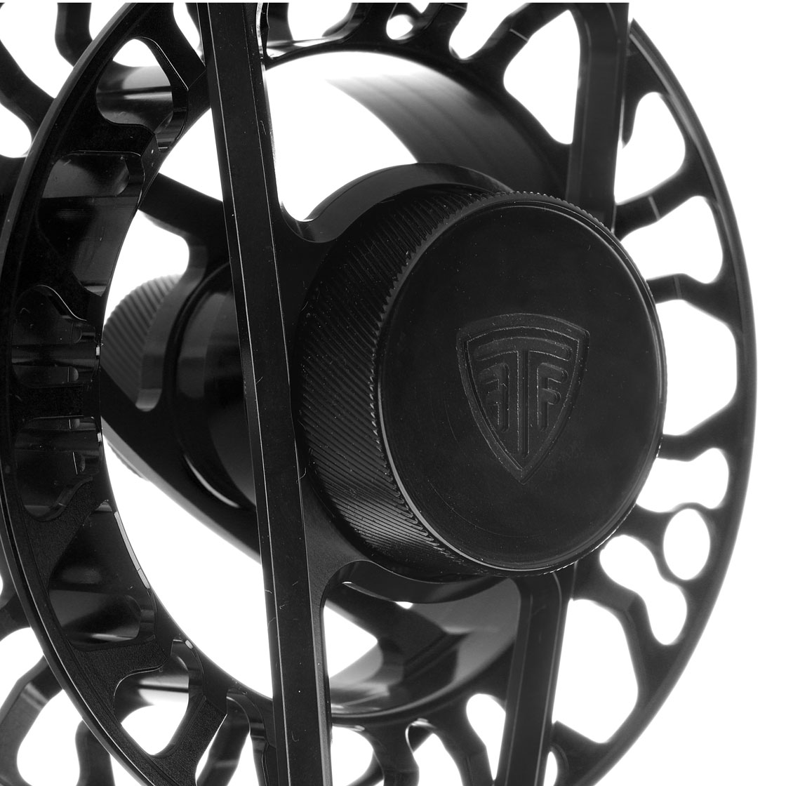 P-21686_taylor_element_fliegenrolle_black_detail