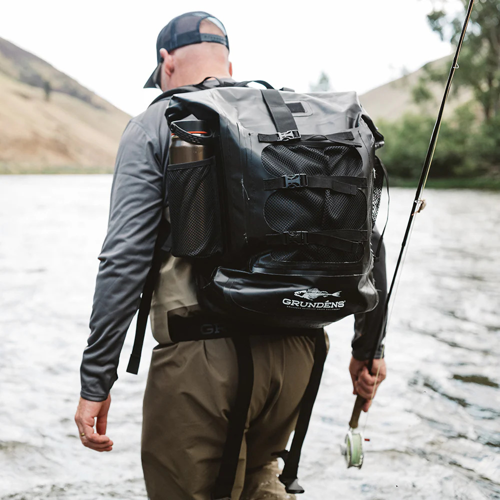 P-27659_Grundens_Rumrunner_30L_Backpack_Rucksack_black_Lifestyle_4