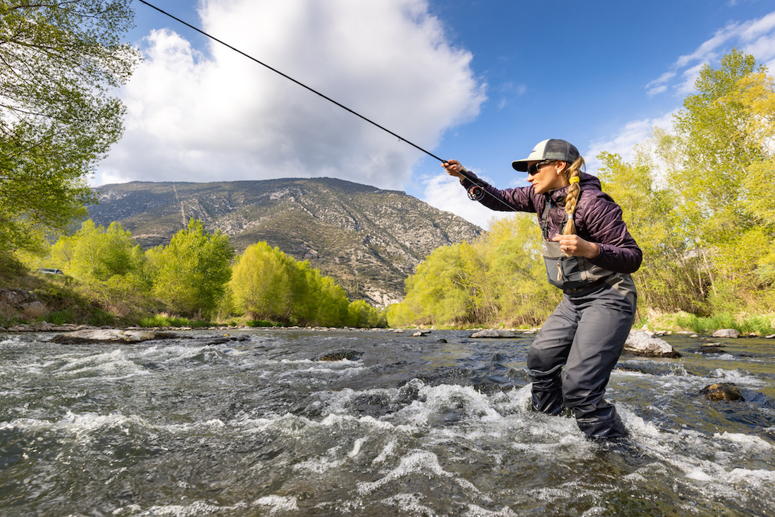 Marina Gibson mit Adams Fly Rods in Bergkulisse